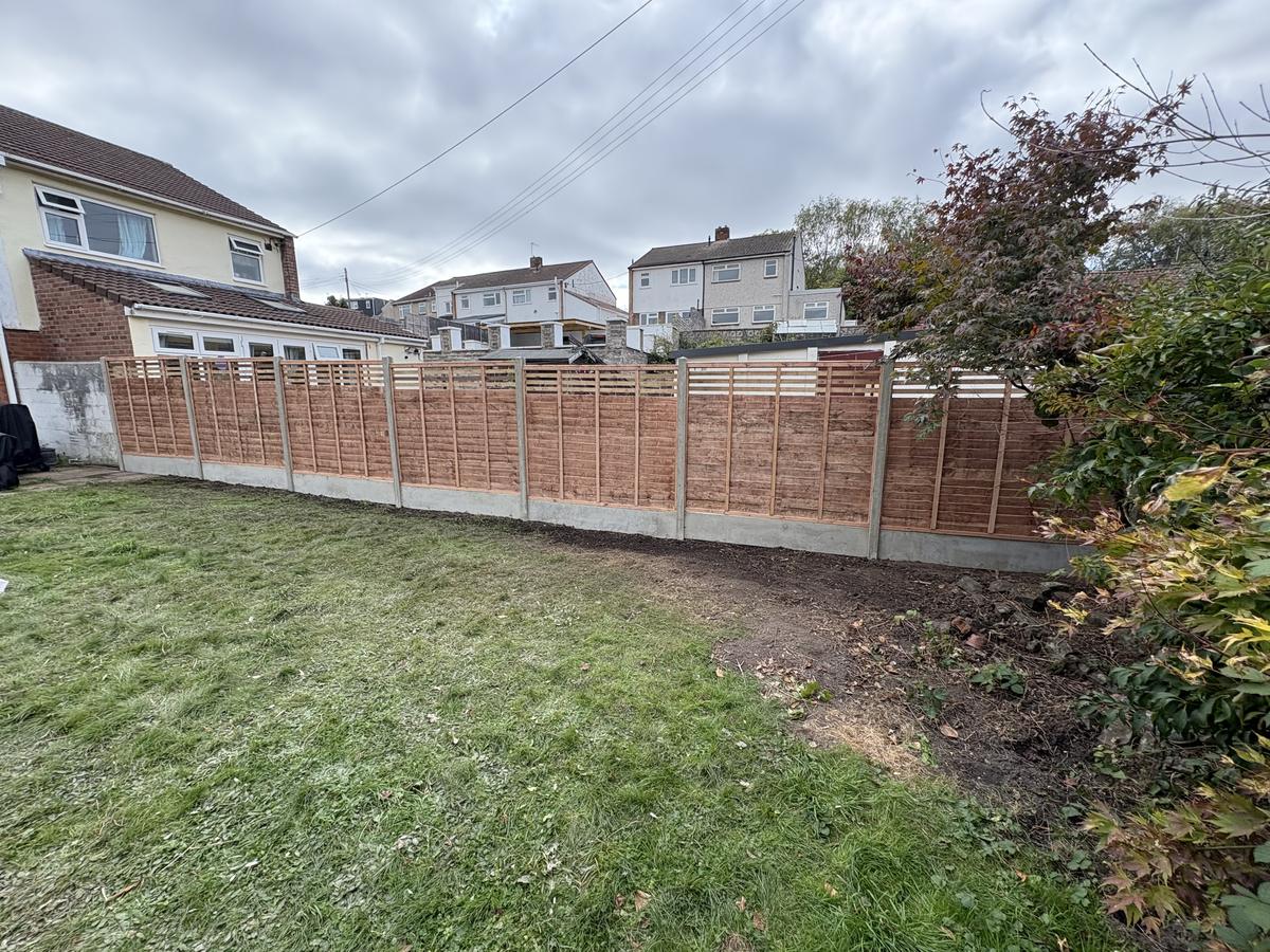Long run of lap panel fencing with trellis tops